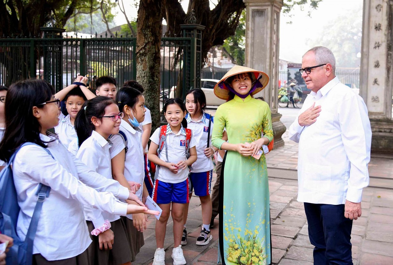 Cuban Legislator and Delagates Visit Hanoi