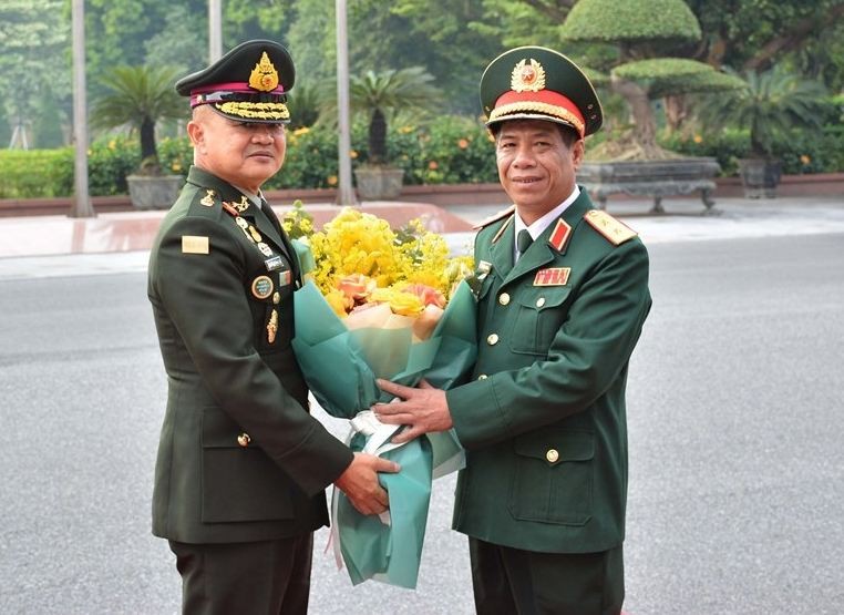 Deputy Chief of Staff of the Vietnam People’s Army Lt. Gen. Nguyen Van Nghia welcomes Commander-in-Chief of the Royal Thai Army Gen. Narongpan Jittkaewtae. Source: qdnd.vn