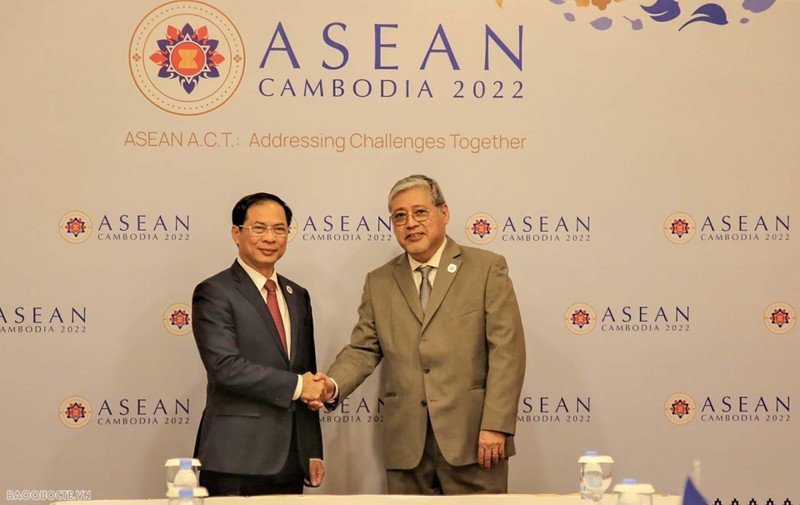 Vietnamese Minister of Foreign Affairs Bui Thanh Son (L) and his Philippine counterpart Enrique Manalo. Photo: baoquocte.vn