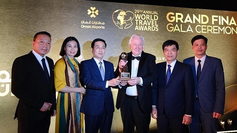 The representative of Vinh Phuc Province received the World Travel Awards. Source: baovinhphuc.vn