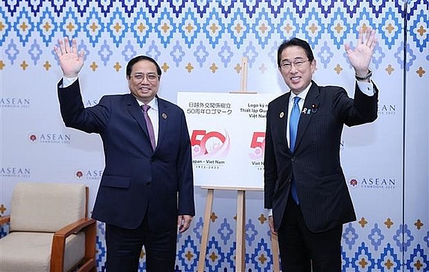 Vietnamese Prime Minister Pham Minh Chinh (L) and his Japanese counterpart Kishida Fumio. Photo: VNA