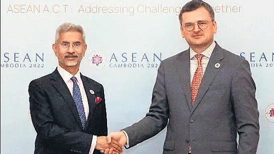 External Affairs Minister S Jaishankar meets with his Ukrainian counterpart Dmytro Kuleba to discuss the grain initiative and nuclear concerns amid the Russia-Ukraine war on the sidelines of the 19th ASEAN-India Summit, in Phnom Penh on Saturday. (ANI Photo) (Dr. S. Jaishankar Twitter)