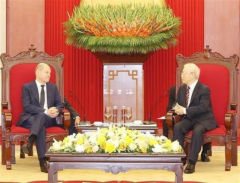 General Secretary of the Communist Party of Vietnam Nguyen Phu Trong (R) receives German Chancellor Olaf Scholz. (Photo: VNA)