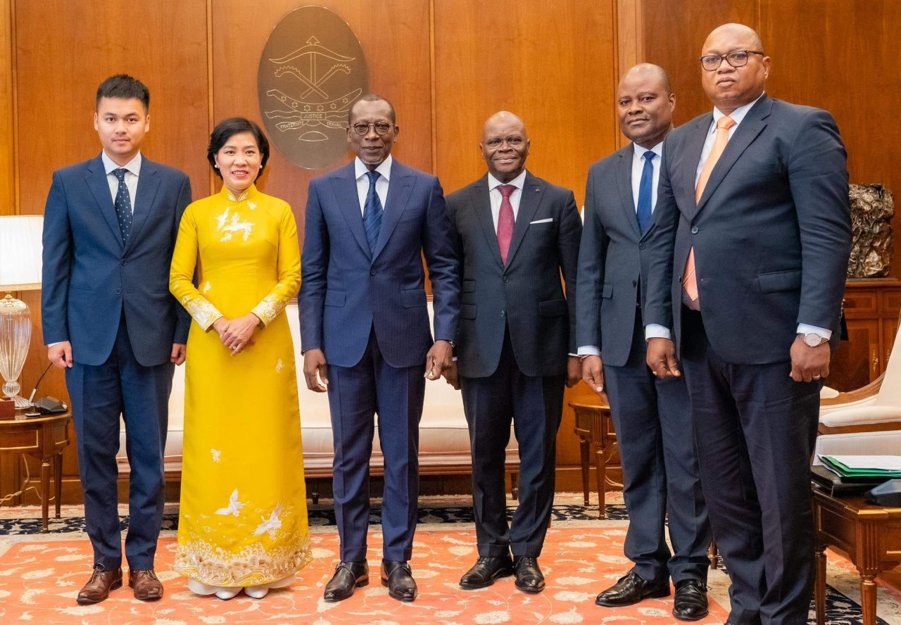 The ceremony was held solemnly in the presence of Minister of Foreign Affairs Aurélien Agbénonci and a number of high-ranking officials of Benin.