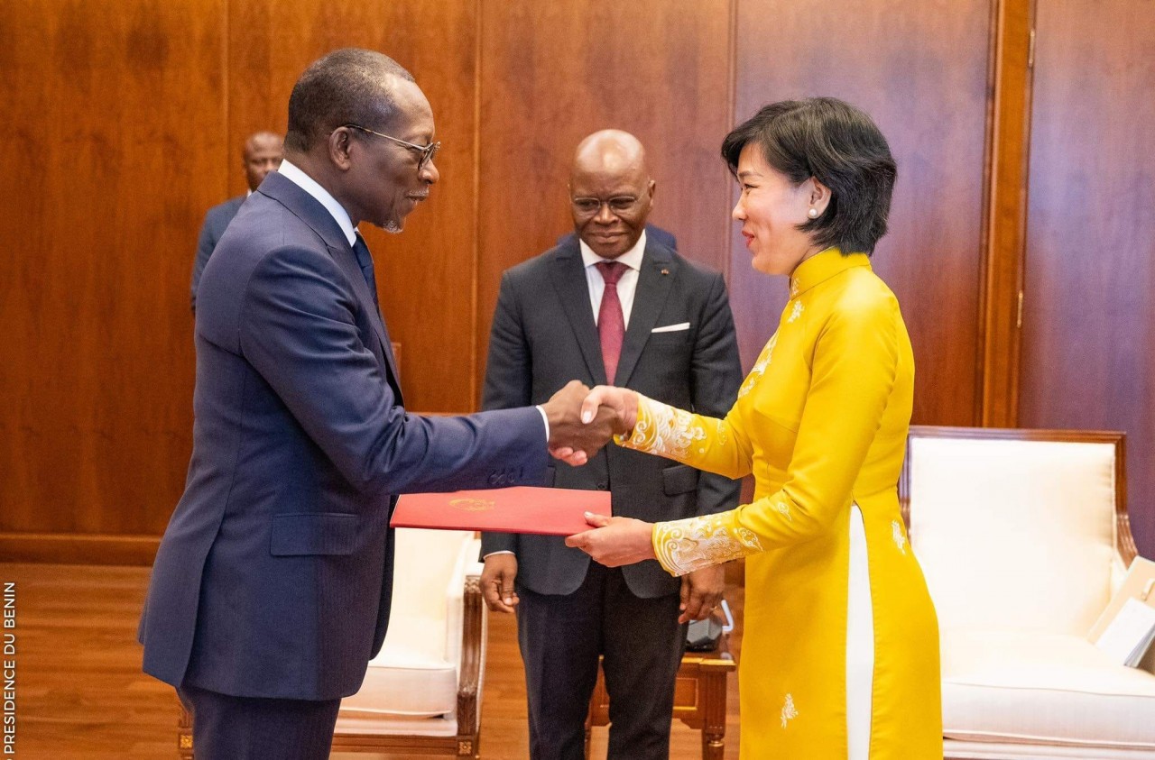 Vietnamese Ambassador to Morocco and Benin Dang Thi Thu Ha presents her credentials to Benin’s President Patrice Talon. Photo: VNA