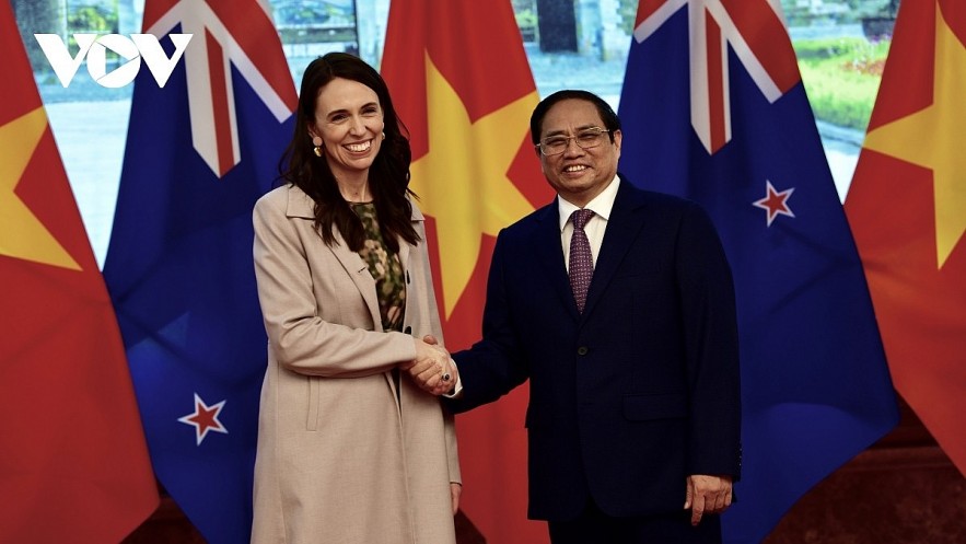 Prime Minister Pham Minh Chinh and his New Zealand counterpart Jacinda Ardern pose for a photo ahead of their talks in Hanoi on November 14.