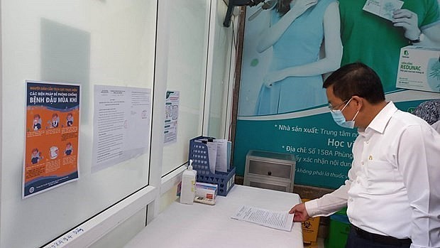 An official of Ministry of Health inspects the prevention of monkeypox at Hanoi Dermatology Hospital. Photo: VNA
