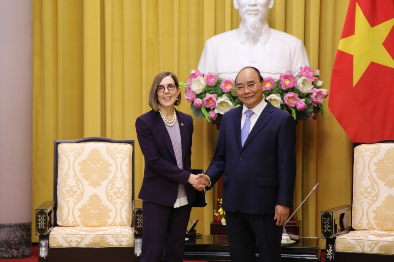 State President Nguyen Xuan Phuc (R) welcomes Oregon governor Kate Brown on a visit to Vietnam in Hanoi on November 15. Photo: VNA