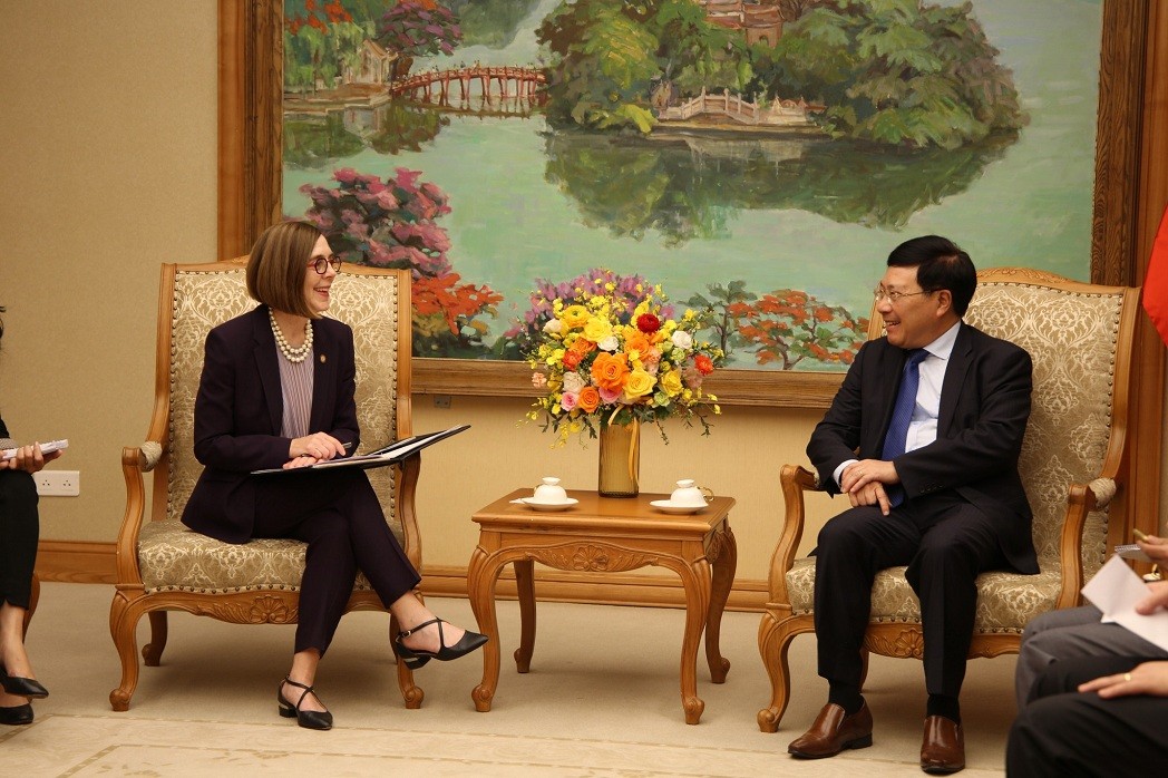 Permanent Deputy Prime Minister Pham Binh Minh (R) welcomes Oregon Governor Katherine Brown. (Photo: VNA