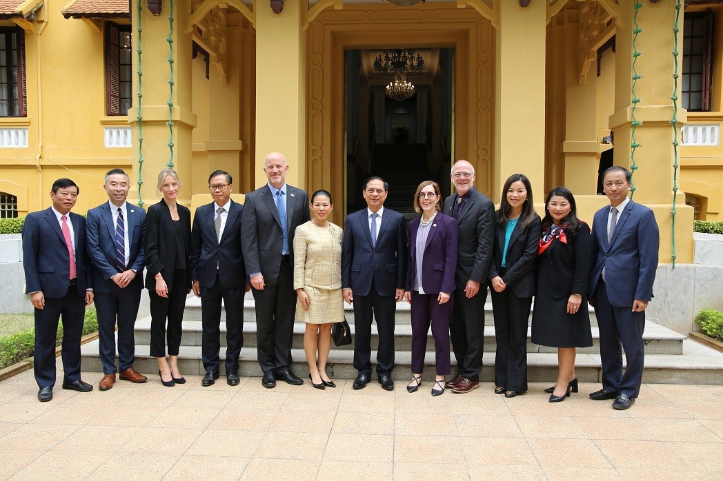 Minister of Foreign Affairs Bui Thanh Son receives the Oregon's delegation. 