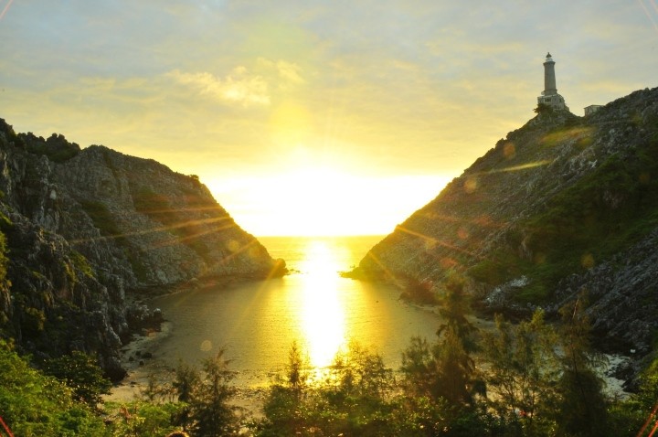 Dawn on Long Chau island (Photo: Thanh Dang)