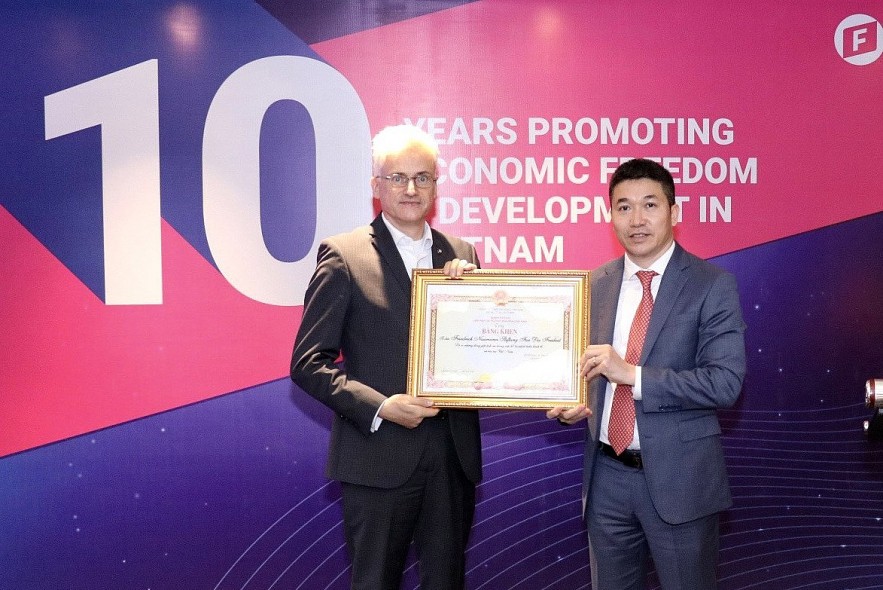 Phan Anh Son, Vice Chairman, General Secretary of VUFO, Deputy Chairman of the Committee for Foreign NGOs Affairs awarded the certificate of merit to Mr.  Andreas Stoffers, Country Director of FNF in Vietnam.  (Photo: Thu Ha)