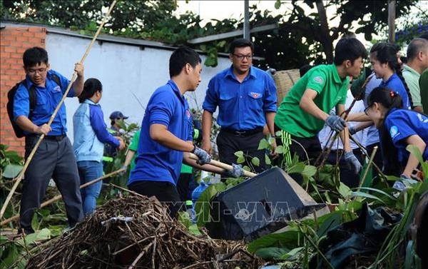 Young people clean up the environment. Photo: VNA
