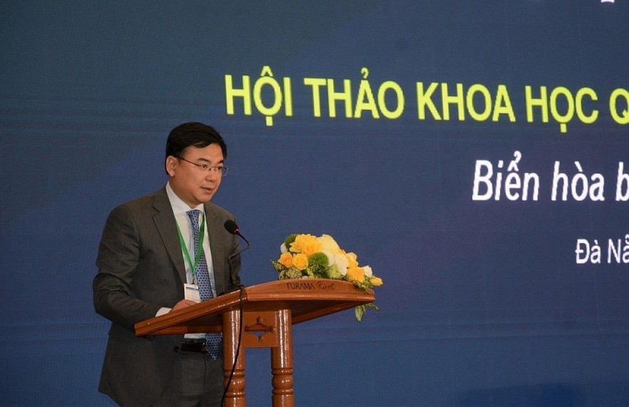 Vietnamese Deputy Foreign Minister Pham Quang Hieu speaks at the symposium. (Photo: VNA)