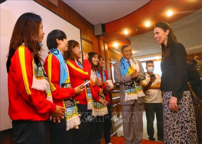 New Zealand Prime Minister Jacinda Ardern found time to meet with the Vietnamese women's football team in Hanoi on November 15.(Photo: Tuan Duc/ VNA)