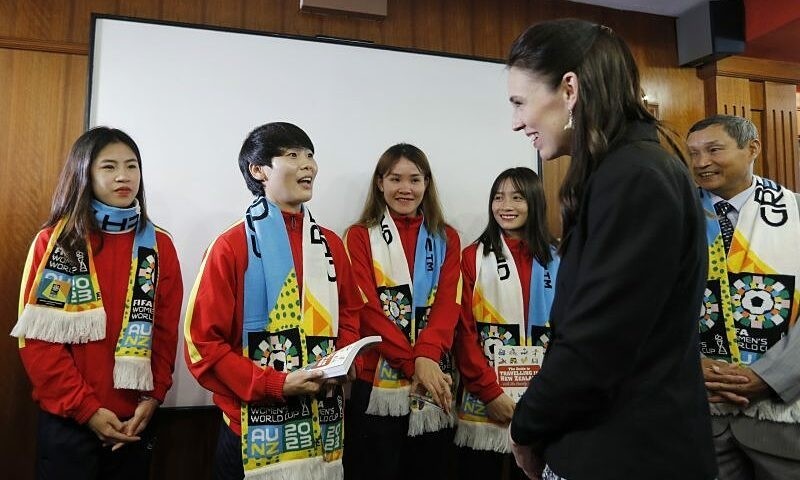 New Zealand Prime Minister Jacinda Adern talks to members of the Vietnam national women's football team on November 15, 2022. Photo: Vietnam Football Federation