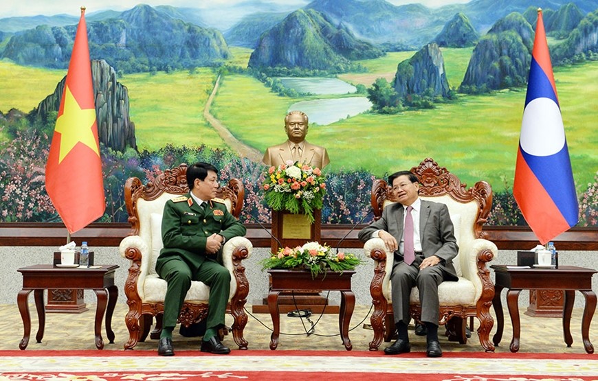 General Luong Cuong (L), Chairman of the General Department of Politics under the Vietnam People's Army (VPA), and Party General Secretary and President of Laos Thongloun Sisoulith. Photo: qdnd.vn