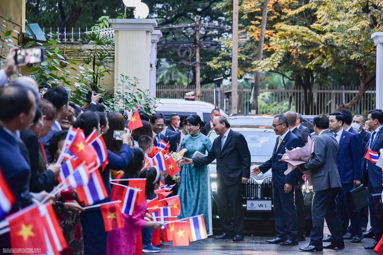 President Nguyen Xuan Phuc visits Vietnamese in Thailand. Photo: baoquocte.vn