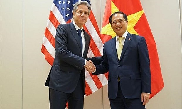Minister of Foreign Affairs Bui Thanh Son (R) and US Secretary of State Antony Blinken at the meeting in Bangkok on November 17 (Photo: VNA)