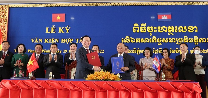 Heng Samrin, president of the National Assembly of Cambodia and Vuong Dinh Hue, chairman of the National Assembly of Vietnam, sign the MoU on cooperation between the two legislatures in Phnom Penh, Cambodia, on November 19.