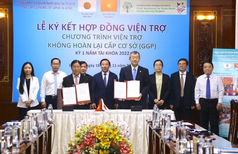 Consul General of Japan in Ho Chi Minh City Watanabe Nobuhiro signed an aid contract with Director of Tan Thanh District Medical Center, Luu Quoc Lon. Source: Long An newspaper