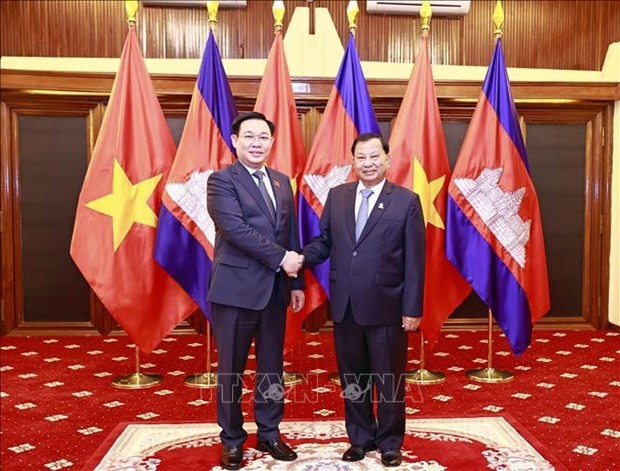 National Assembly Chairman Vuong Dinh Hue (L) and Cambodian Senate President Samdech Say Chhum. Photo: VNA