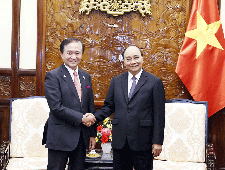 President Nguyen Xuan Phuc (right) shakes hands with Kuroiwa Yuji, governor of Kanagawa prefecture of Japan. Photo: VNA