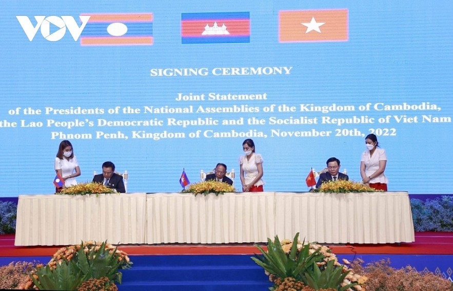 An overview of the signing of the Joint Statement on the establishment of the Cambodia-Laos-Vietnam parliamentary summit between the leaders of the three legislatures.