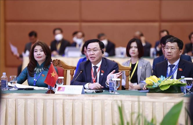 National Assembly Chairman Vuong Dinh Hue (C) attends the meeting of the ASEAN Inter-Parliamentary Assembly's Executive Committee within the AIPA-43 framework. Photo: VNA