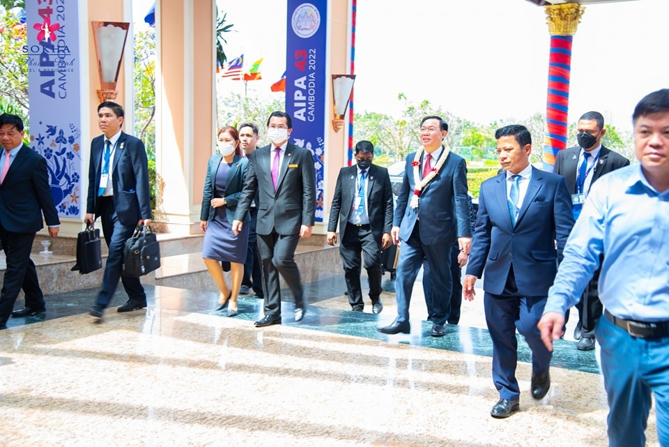 National Assembly Chairman Vuong Dinh Hue arrives at the location for the meeting. Photo: Sokha Phnom Penh Hotel & Residence