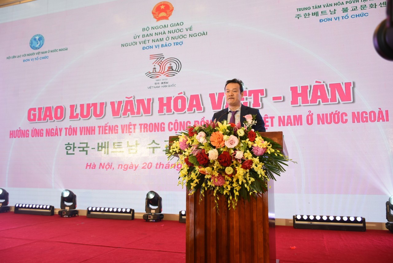 Mai Phan Dung, Vice Chairman of the COVA spoke at the program.