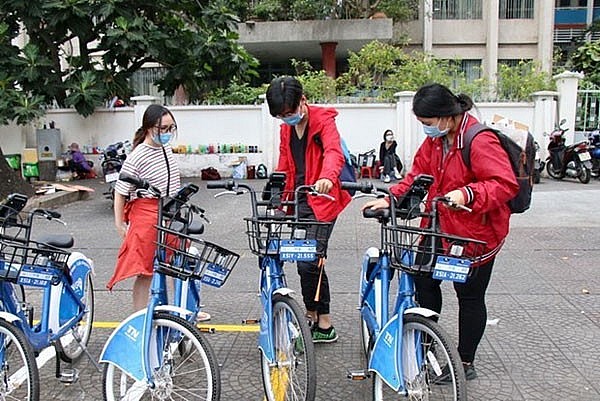 Young people use the public bicycle-sharing service in HCM City. The service has received positive feedback from locals so far. Photo: VNA/VNS