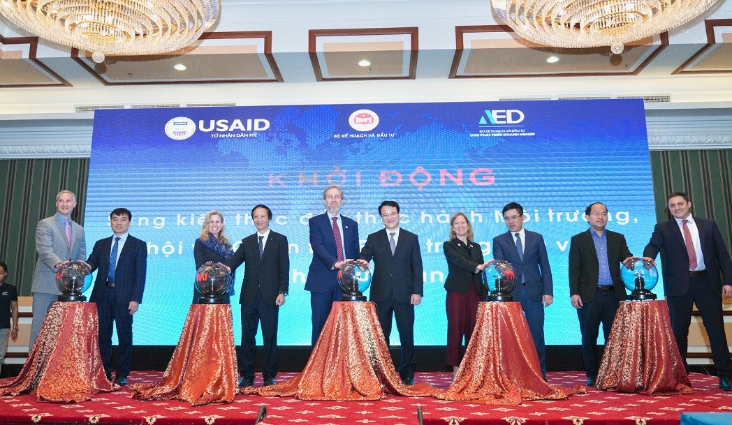 USAID Assistant Administrator for Asia Bureau Michael Schiffer and Vietnam's Vice Minister of Planning and Investment Tran Quoc Phuong launched the initiative 'Environmental, Social, and Governance (ESG)' standards.
