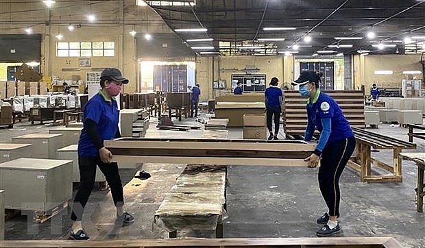 Workers at Thuan An Wood Processing Joint Stock Company in Binh Duong province. (Photo: VNA)