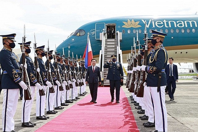 The welcoming ceremony of Vietnamese National Assembly Chairman Vuong Dinh Hue takes place at Villamor military airport, Manila, the Philippines.