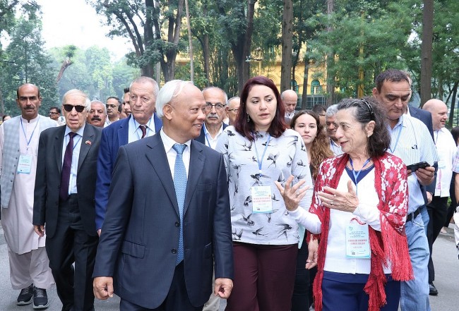 International Delegates Pay Tribute to President Ho Chi Minh