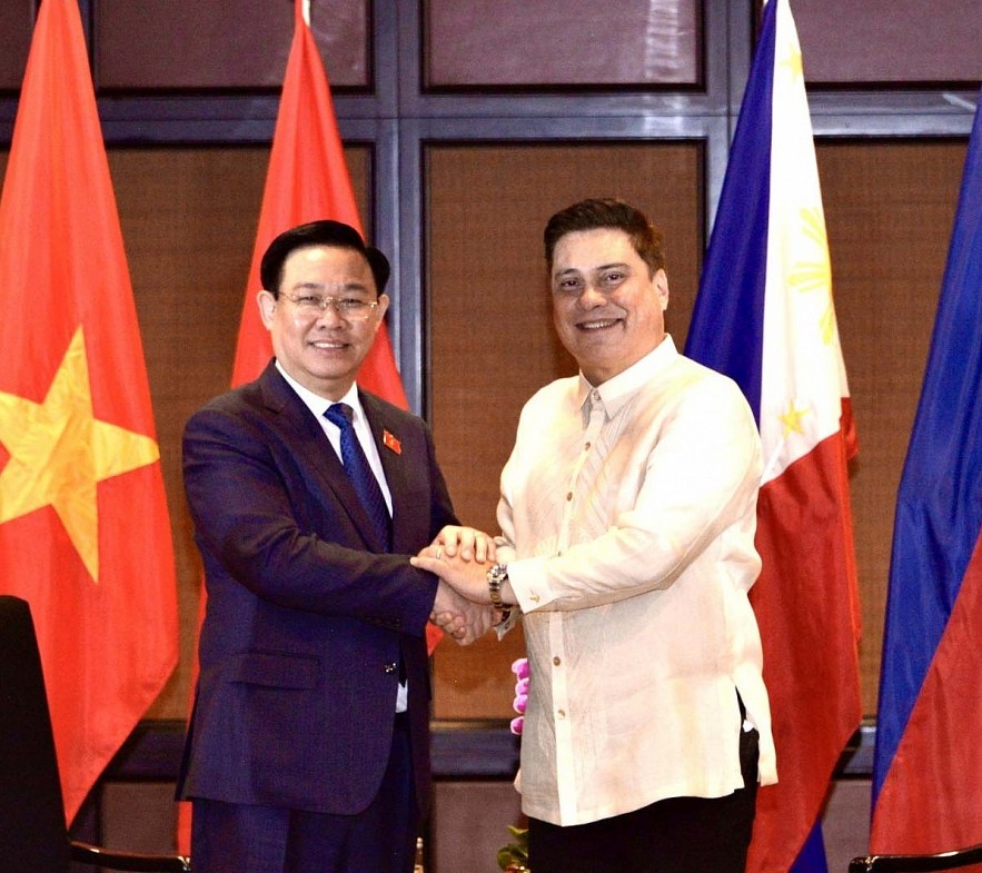 Senate president Juan Miguel Zubiri welcomes visiting Vietnamese National Assembly chairman Vuong Dinh Hue in Manila on November 23.