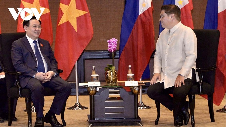 Filipino Senate President Juan Miguel Zubiri (R) meets with Vietnamese National Assembly chairman Vuong Dinh Hue in Manila on November 23.