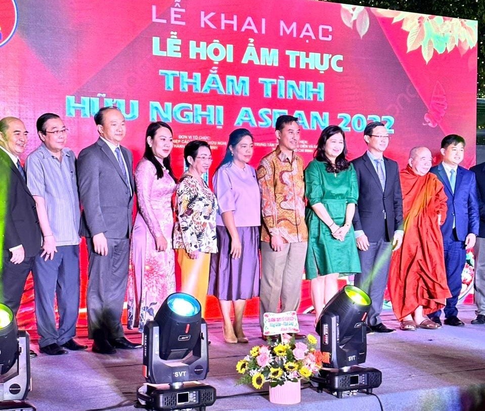 Director of Ho Chi Minh City Department of Foreign Affairs Tran Phuoc Anh and Consul General, Consul and Honorary Consul of ASEAN countries attended the opening ceremony and performed the ribbon-cutting ceremony to open the festival.