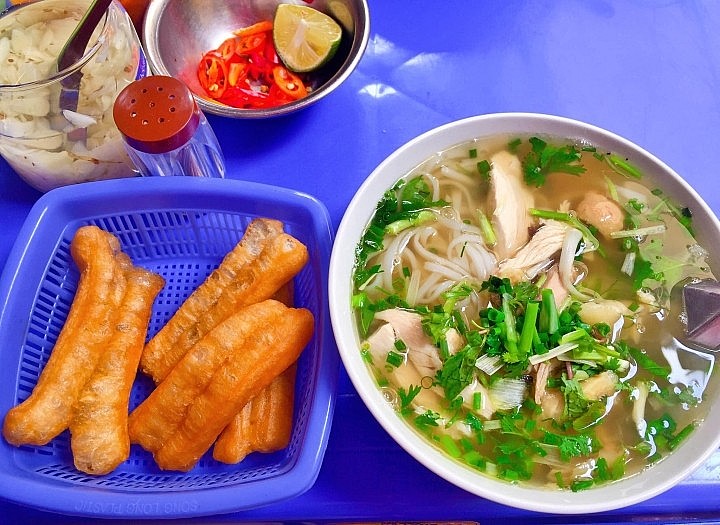 Pho Food Truck: Enjoy a Hot Meal on Wheels!