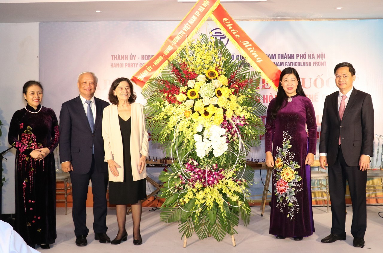 Hanoi leaders give flowers to congratulate the 22nd Assembly of WPC. Photo: Thu Ha 
