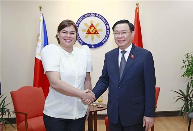 Chairman of the Vietnamese National Assembly Vuong Dinh Hue (right) met with Vice President of the Philippines Sara Duterte on November 24. Photo: VNA