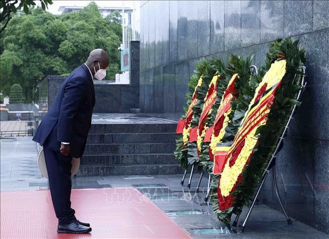  President Museveni pays tribute to late President Ho Chi Minh at his mausoleum in Hanoi. Photo: VNA
