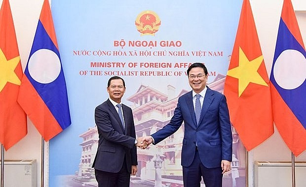 Deputy Foreign Minister Pham Quang Hieu (R) and his Lao counterpart Phoxay Khaykhamphithoune. Photo: VNA