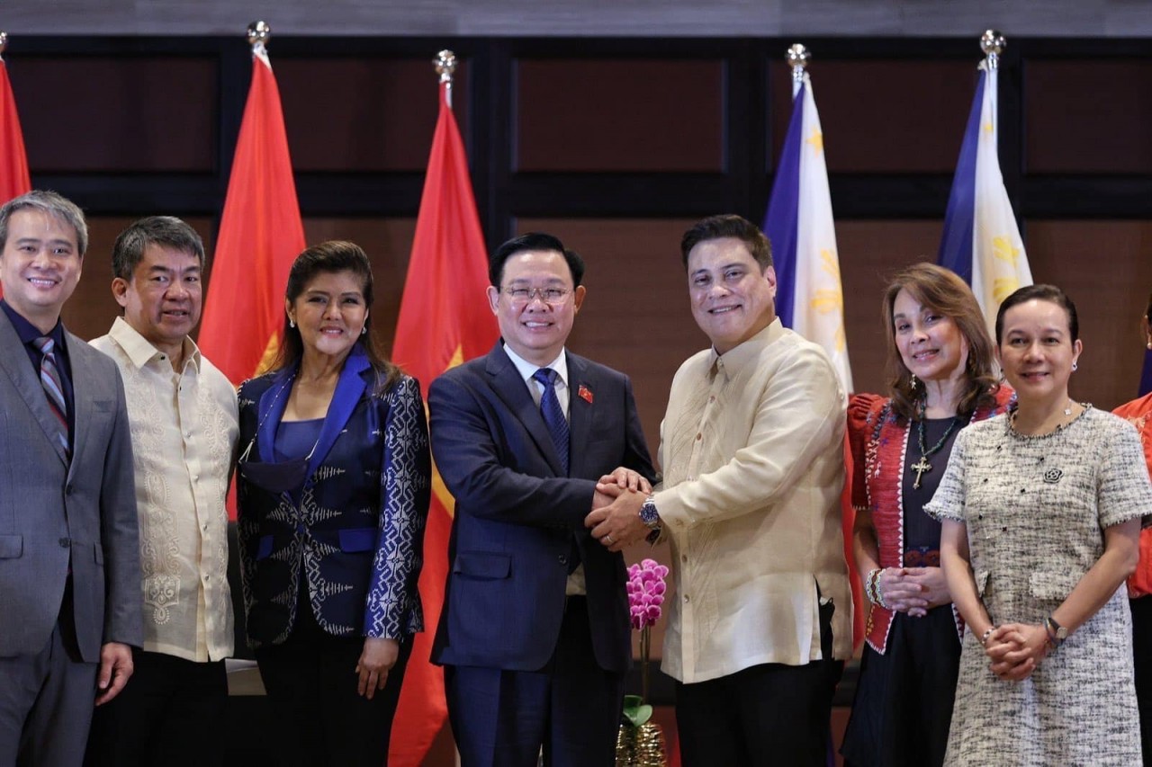 National Assembly Chairman Vuong Dinh Hue on November 23 held talks with President of the Philippine Senate Juan Miguel Zubiri