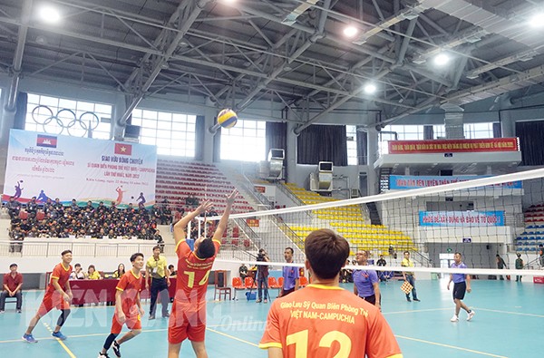 The two sides play in a friendly volleyball match. Photo: Kien Giang newspaper