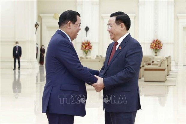 National Assembly Chairman Vuong Dinh Hue (right) and Cambodian Prime Minister Samdech Techo Hun Sen on November 20. Photo: VNA