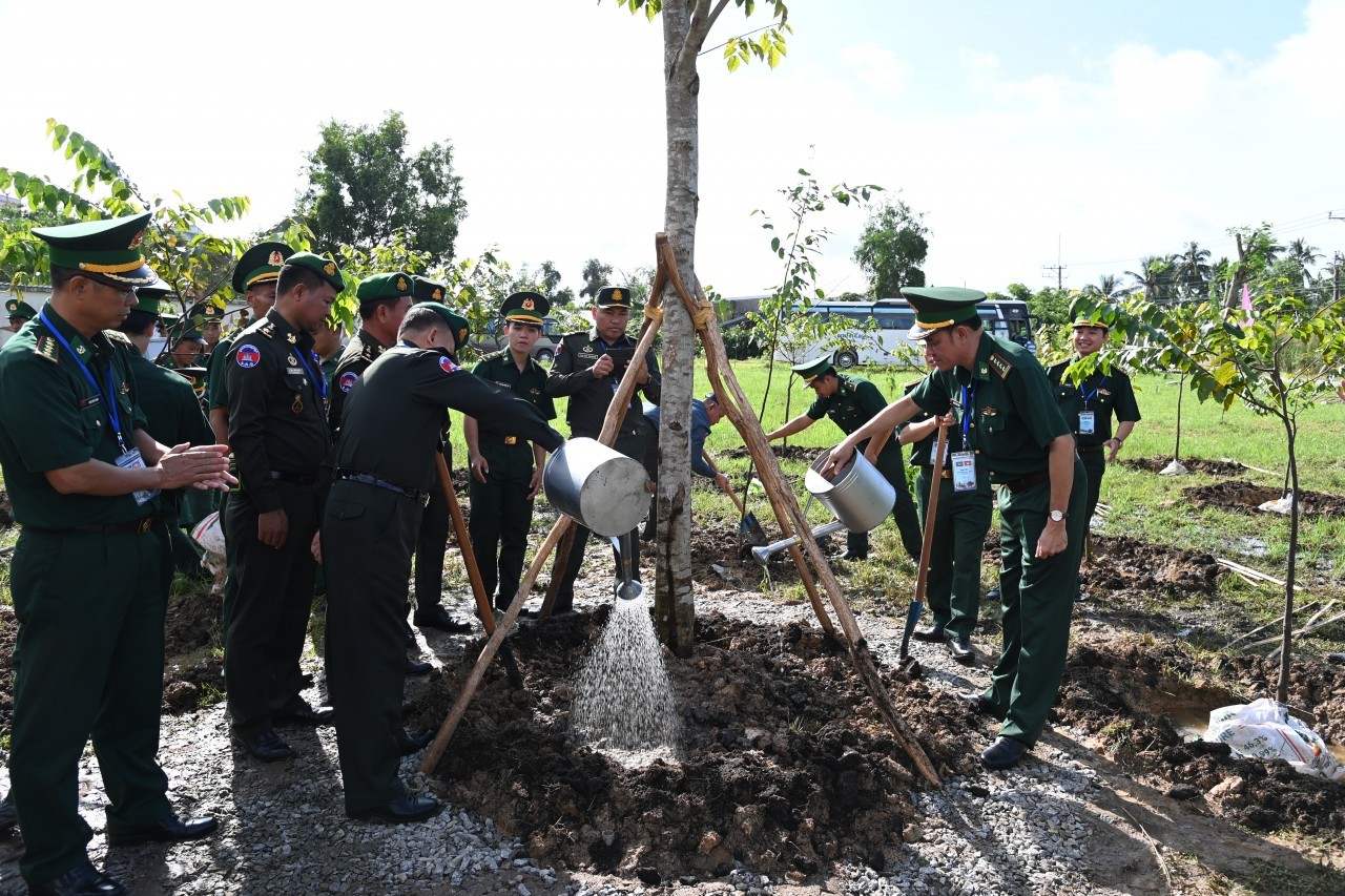 The delegation of Vietnamese and Cambodian border guards planted trees of friendship at Linh Huynh Border Post,