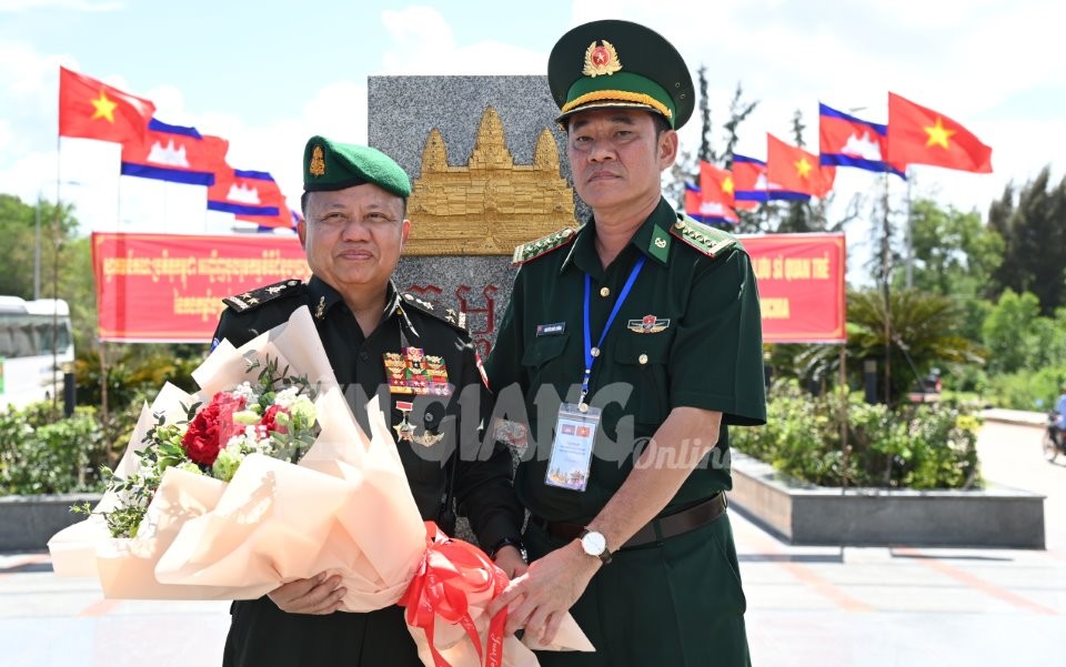 Deputy Political Commissar of the Vietnam Border Guard High Command Col. Nguyen Quoc Cuong sends off Lieut. Gen Tien Sophonrnvong from Cambodia and delegates. Photo: Kien Giang newspaper