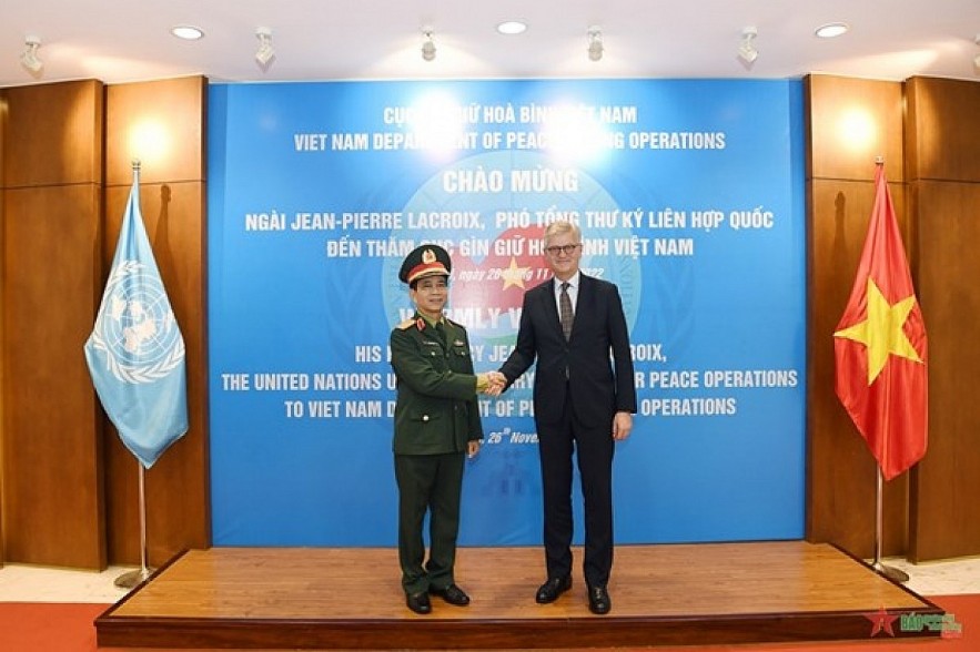 Director of the department Maj. Gen. Hoang Kim Phung (L) and UN Under-Secretary-General for Peace Operations Jean-Pierre Lacroix. Photo: VNA